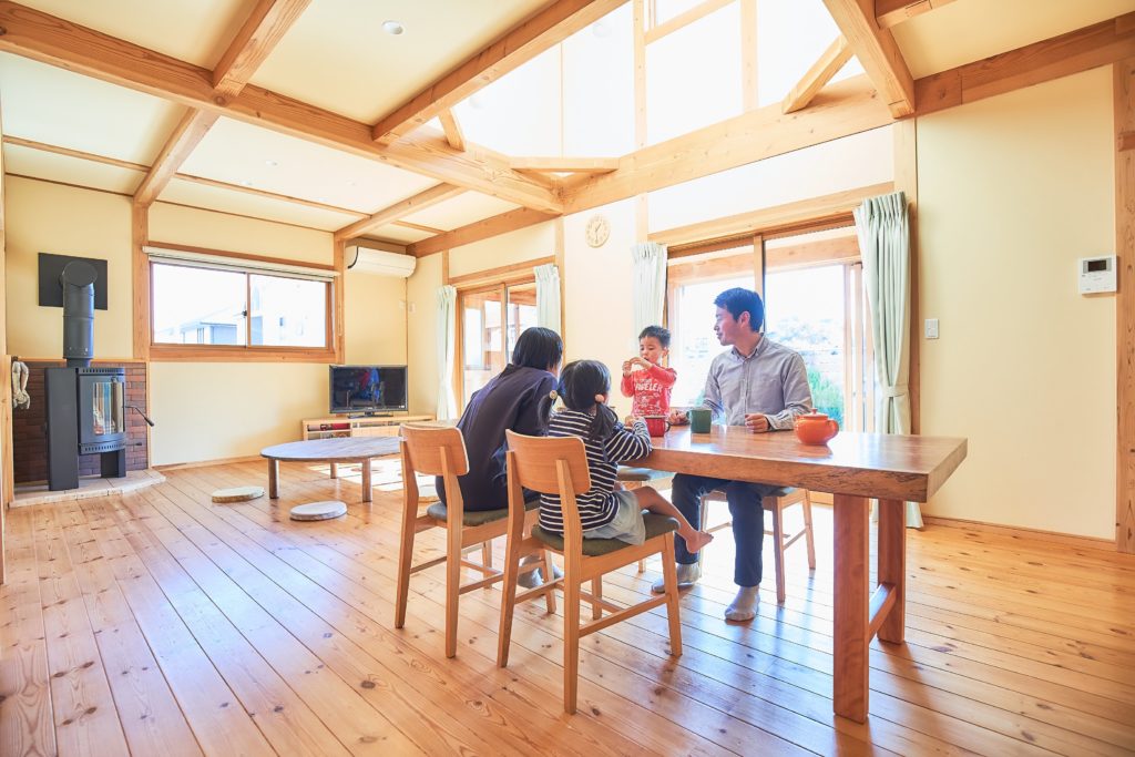 つくばで自然素材の家を建てるベースポイントの家族団欒の写真