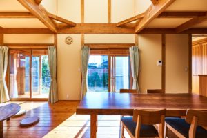 つくばの注文住宅・木の家専門工務店ベースポイントの庭木の見えるLDK