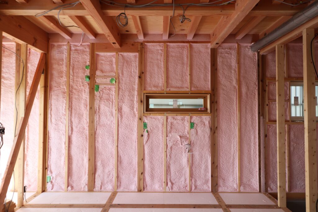 つくばで高性能住宅を建てるベースポイントの壁吹付断熱