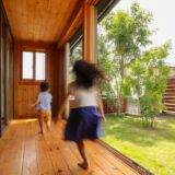つくばの注文住宅・木の家専門店ベースポイントで走る子供