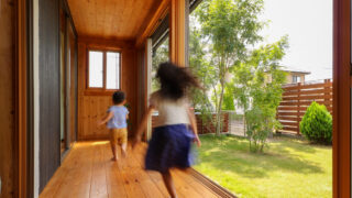 つくばの注文住宅・木の家専門店ベースポイントで走る子供