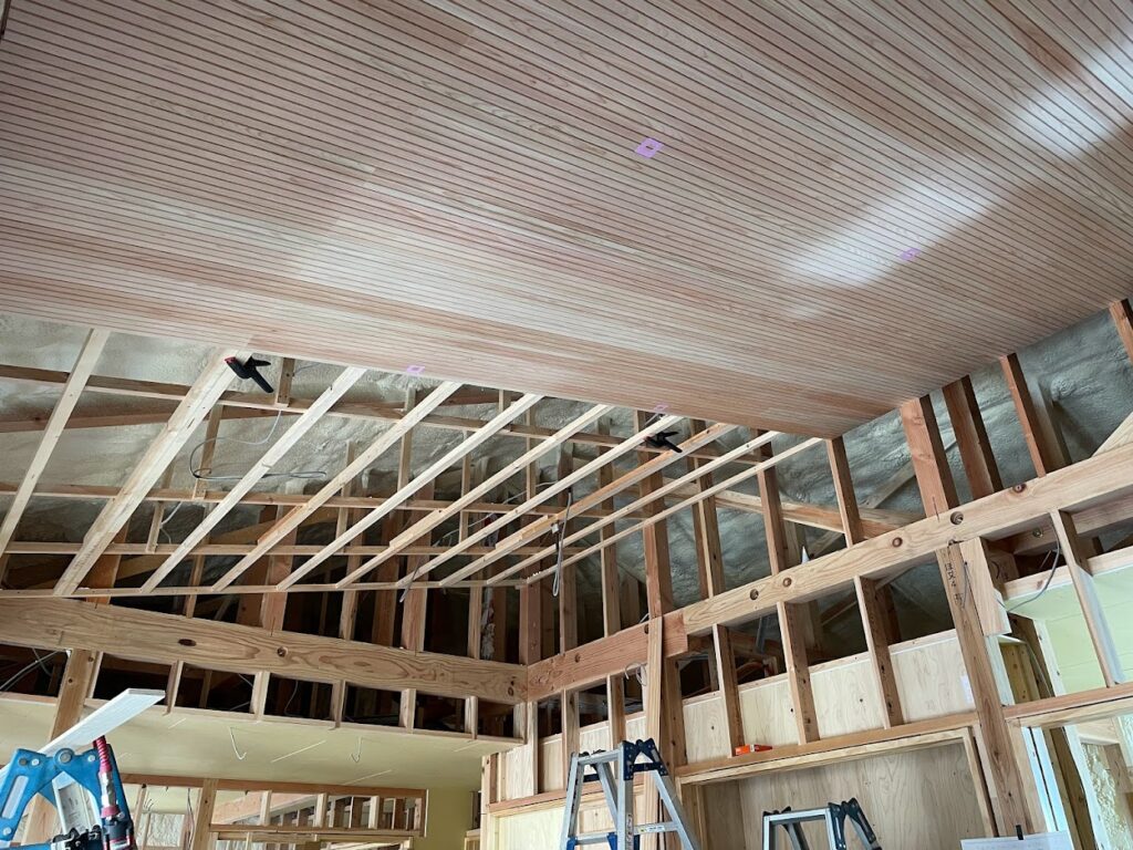天井の板張り工事写真