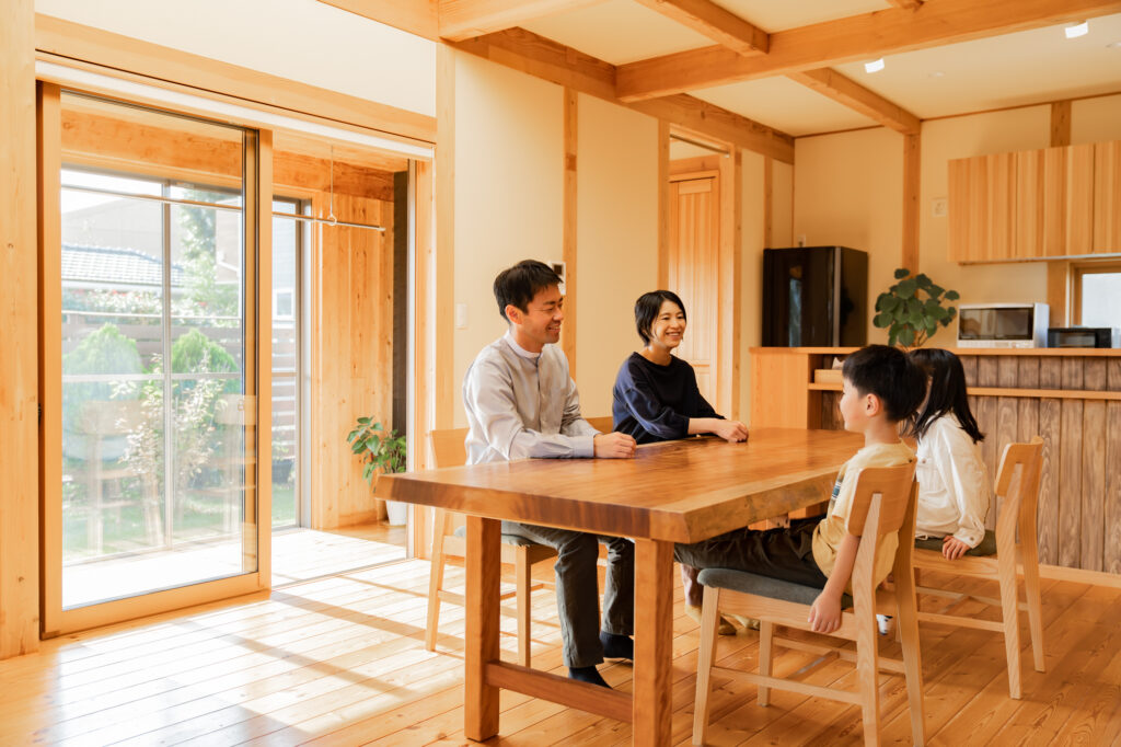 茨城県の夫婦工務店ベースポイントのダイニングに集う家族写真