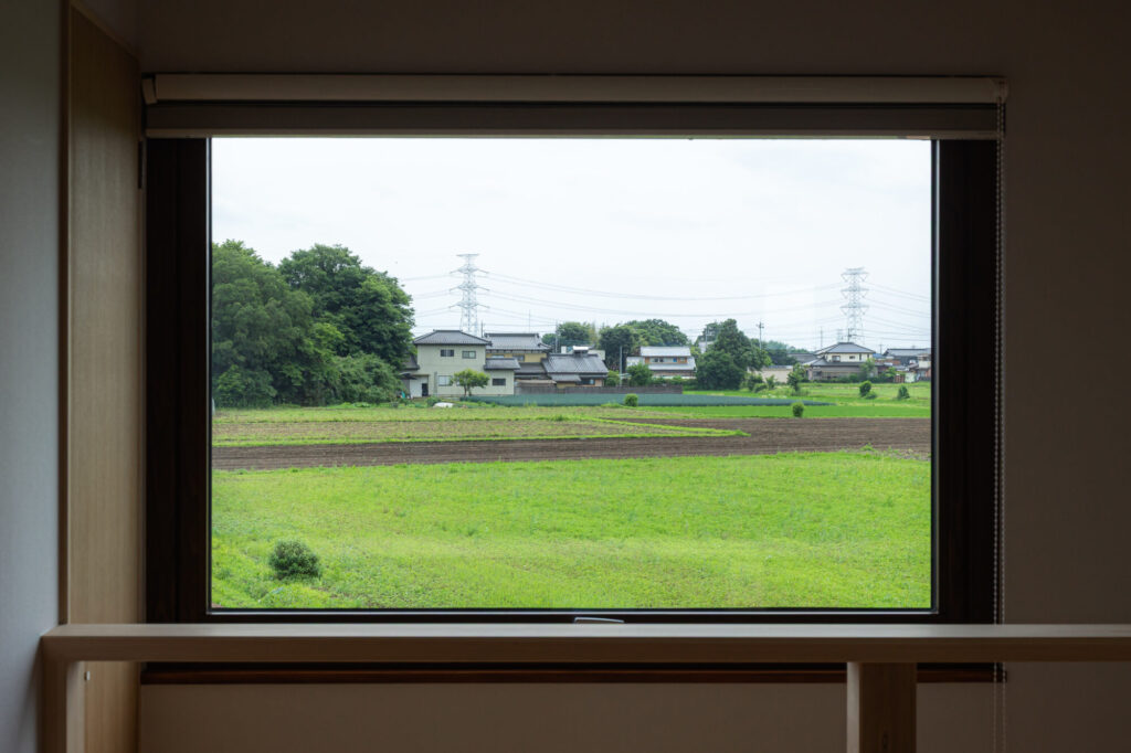 茨城県の景色を切りとる木製トリプルサッシの写真