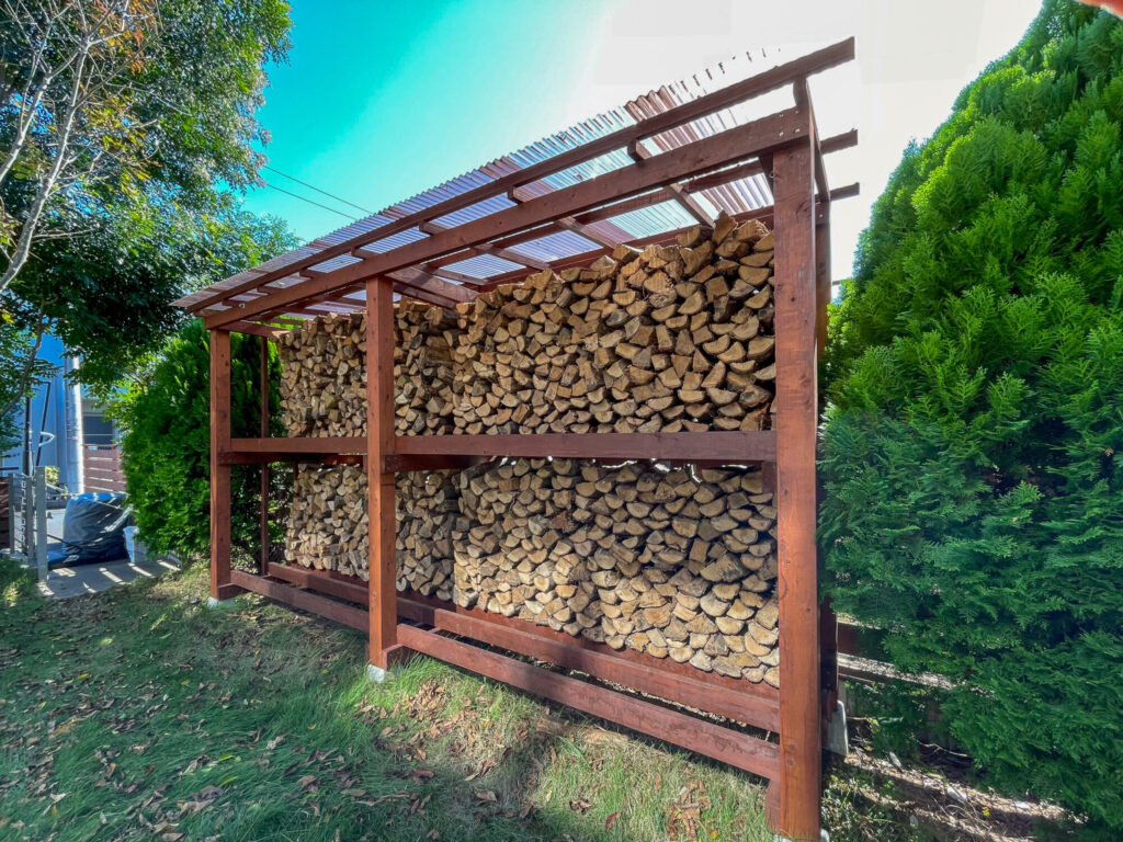 取手市の木の家に合う薪棚写真