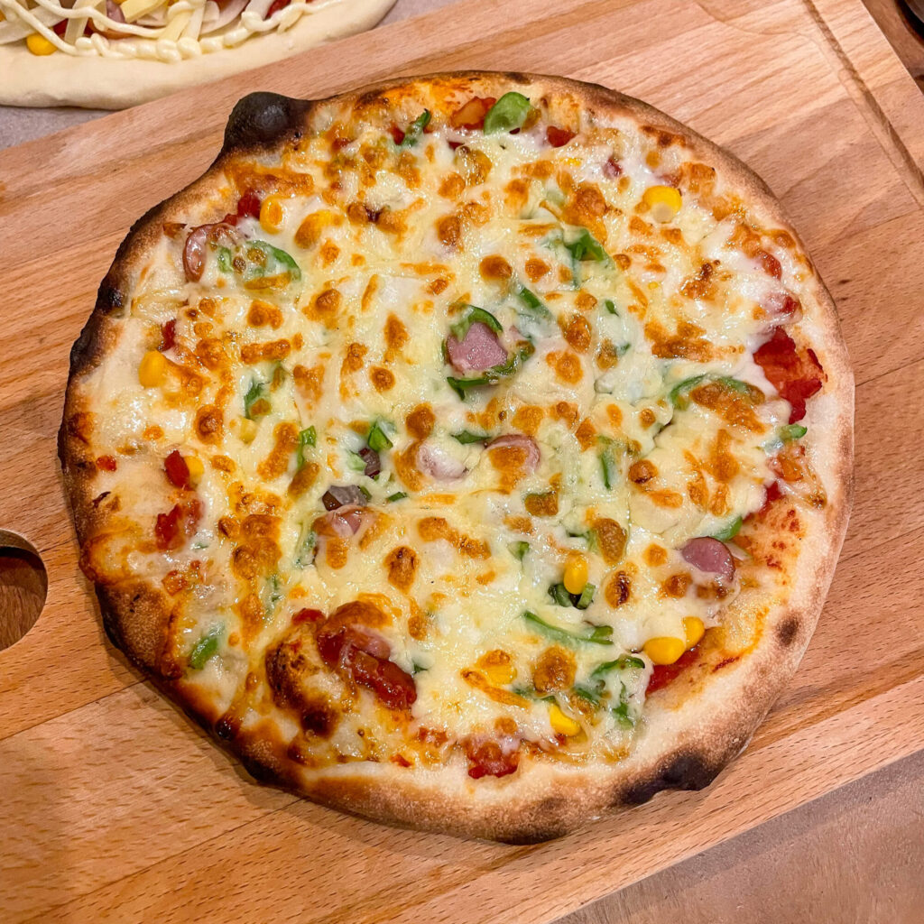 取手市の木の家に合う薪ストーブで焼いたピザ