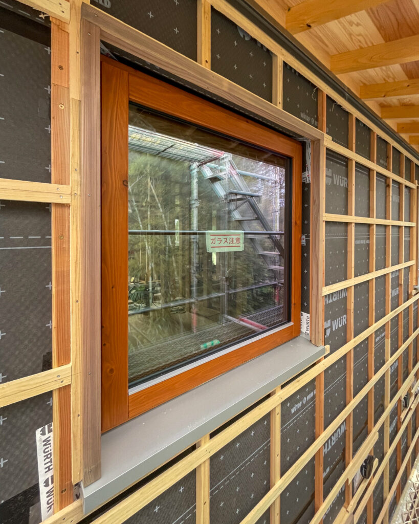 取手市の現場で木製サッシを施工する写真