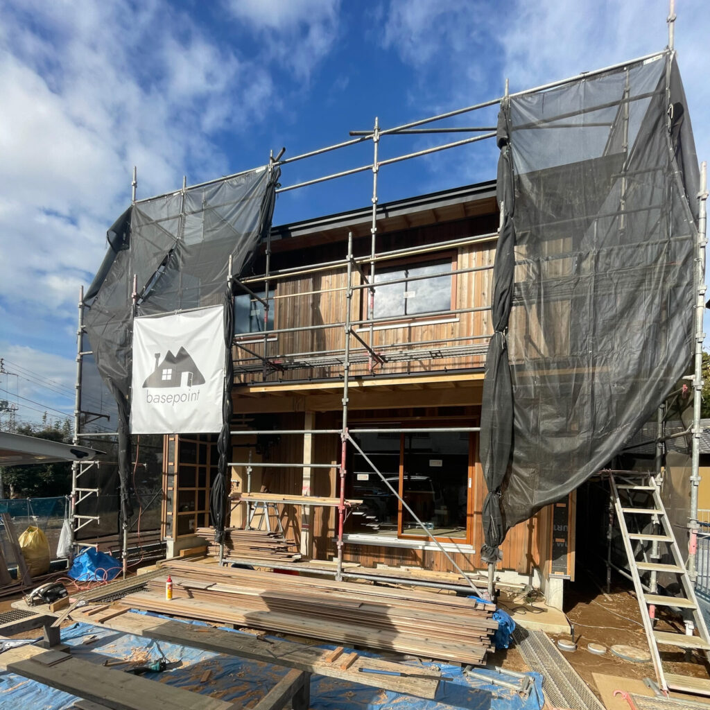 取手市の現場で木製外壁を施工する写真