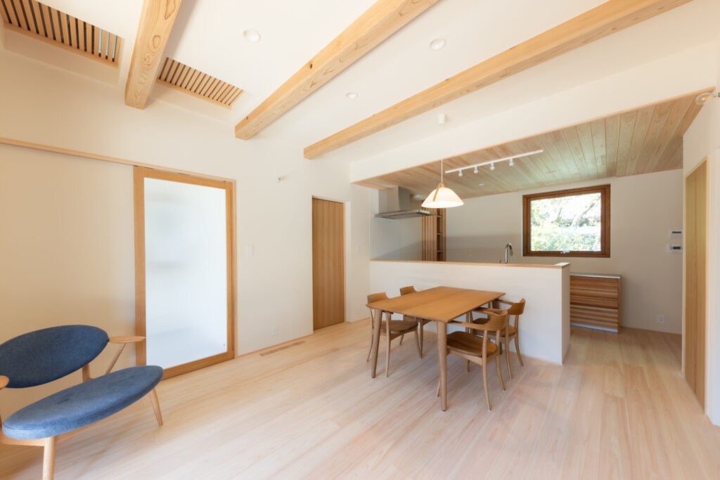 茨城県でシンプルデザイン住宅を手掛ける工務店ベースポイントのコンパクトなLDK写真