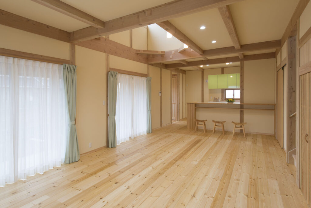 茨城県で無垢材の家を建てる工務店ベースポイントのLDK。新築時の無垢材の雰囲気の分かる写真。